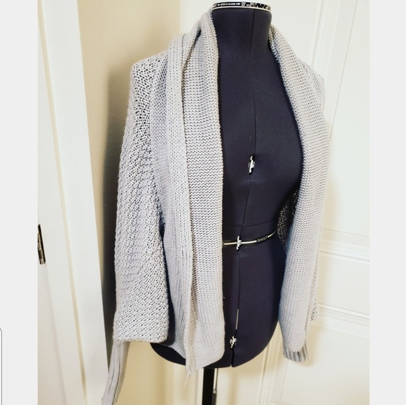 Univeral Thread Reversible Shawl/Cardigan - Picture 3 of 6